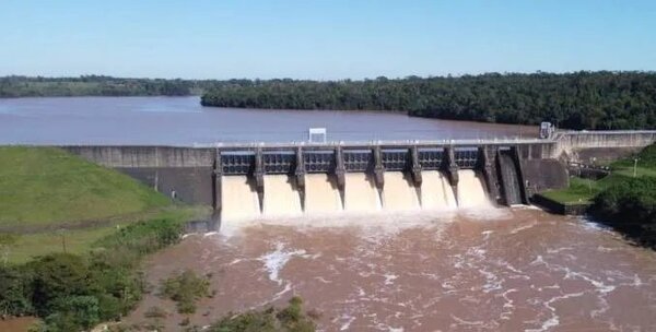 Las compuertas de la represa Acaray siguen abiertas