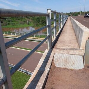 Adolescente muere electrocutado al tocar la baranda de un puente
