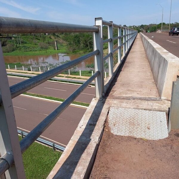 Adolescente muere electrocutado al tocar la baranda de un puente
