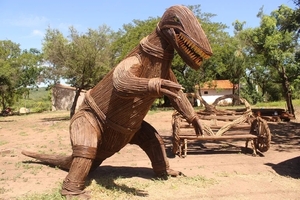 Figuras gigantes de ysypo sorprenden a turistas de Tobatí