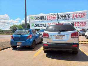 Abandonan dos vehículos en el estacionamiento de un súper - La Clave