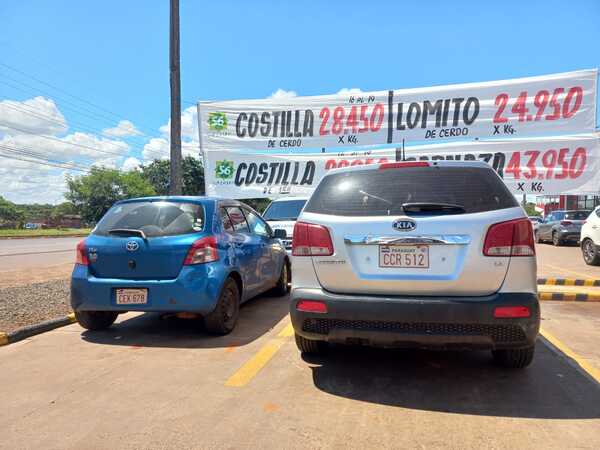 Abandonan dos vehículos en el estacionamiento de un súper - La Clave