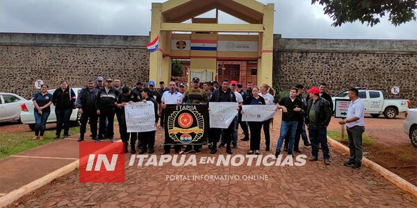 FUNCIONARIOS DEL CERESO SE MANIFIESTAN EN CAMBYRETÁ - Itapúa Noticias