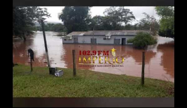 Subcomisaría inundada y con peligro de derrumbarse a causa de las intensas lluvias - Radio Imperio