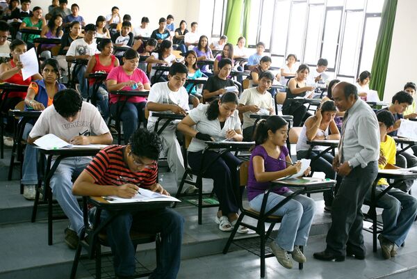¿Carreras sin futuro? Universidades no sinceran el campo laboral de su oferta de estudios