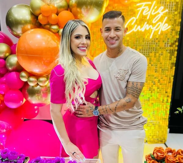 El futbolista Derlis González celebra la vida de su esposa Karimi - Gente - ABC Color