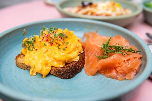 Desayuná saludable con estos huevos revueltos y salmón - Gastronomía - ABC Color