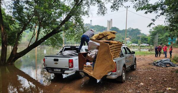 La Nación / Ante inundación, Itaipú evacua a las primeras familias en el barrio San Rafael de CDE