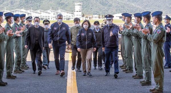 Abdo Benítez presenció capacidades militares de Taiwán al visitar base área con Tsai Ing-wen - El Trueno