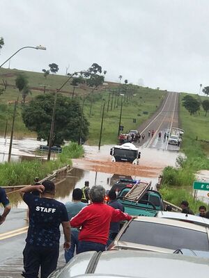 Río Aquidabán causa inundaciones y desborde de rutas en Amambay