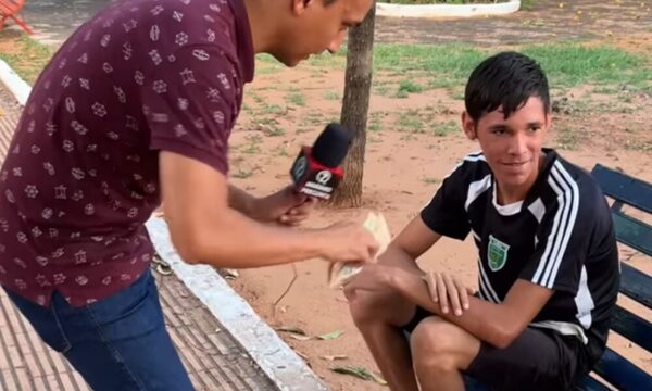 (VIDEO)Periodista sale a repartir plata para fomentar la historia de Paraguay