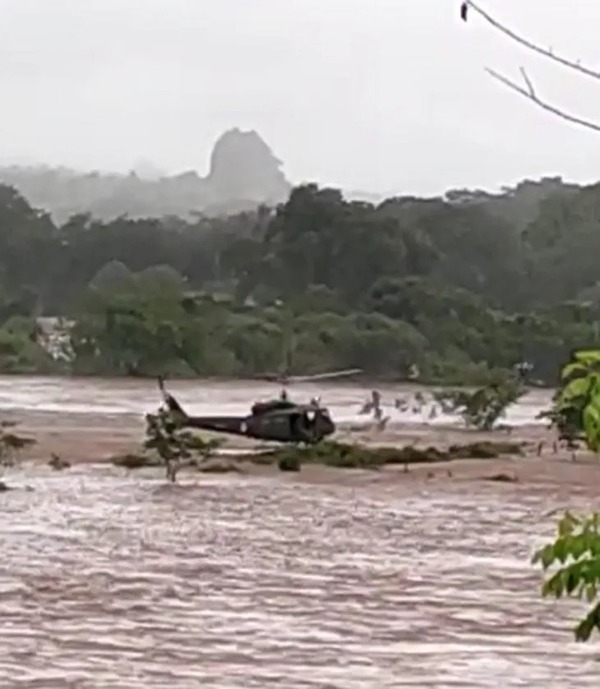 Rescatan a indígenas tras desborde del río Aquidabán en Amambay