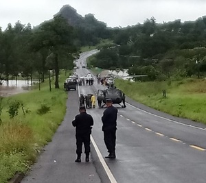 Vía aérea rescatan a personas atrapadas por las inundaciones - Radio Imperio