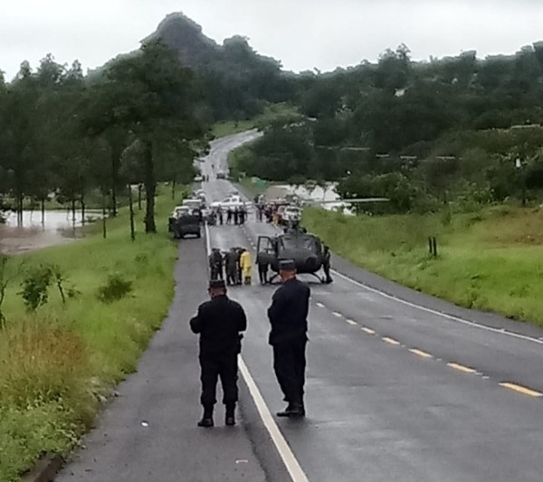 Vía aérea rescatan a personas atrapadas por las inundaciones - Radio Imperio