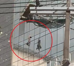 Asunción: Limpiavidrios queda colgando de un edificio mientras realizaba servicio
