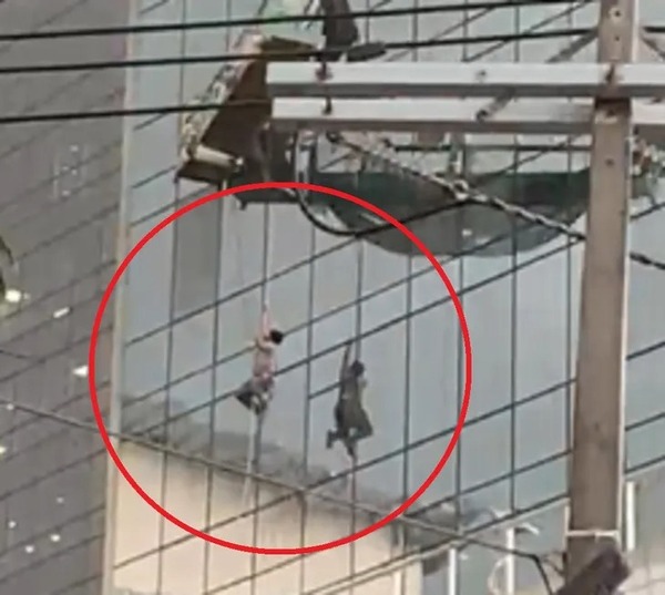 Asunción: Limpiavidrios queda colgando de un edificio mientras realizaba servicio
