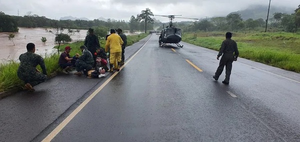Rescatan en helicóptero a personas afectadas por crecida del río Aquidabán en Amambay - OviedoPress