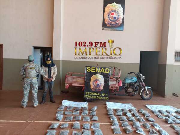Senad detiene a un sujeto transportando paquetes de marihuana creepy en un motocarro - Radio Imperio