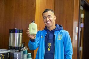 Una estrella mundial del fútbol posó con un pelotero paraguayo