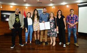 Luchador de MMA recibió una distinción de la Junta Municipal de Asunción