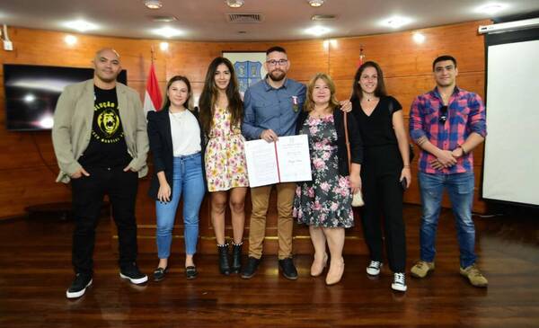 Luchador de MMA recibió una distinción de la Junta Municipal de Asunción