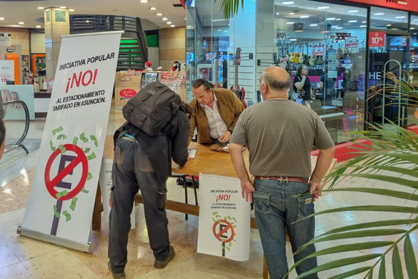 Buena respuesta ciudadana a la campaña de recolección de firma contra el Estacionamiento Tarifado - La Tribuna