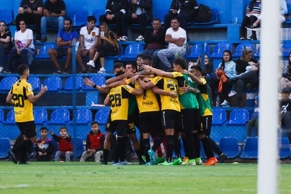 Enorme goleada de Guaraní ante Resistencia | 1000 Noticias