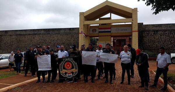 La Nación / Guardiacárceles de la penitenciaría de Itapúa denuncian que no cobran salarios hace dos meses