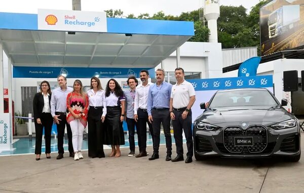 BMW i4 realizó carga inaugural de Shell Recharge - Empresariales - ABC Color