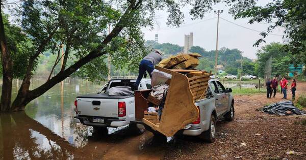 La Nación / Evacuaron a familias del barrio San Rafael de CDE