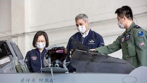 Marito recorrió  base aérea  y hoy visita a  becarios en Taiwán