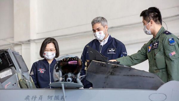 Marito recorrió base aérea y hoy visita a becarios en Taiwán