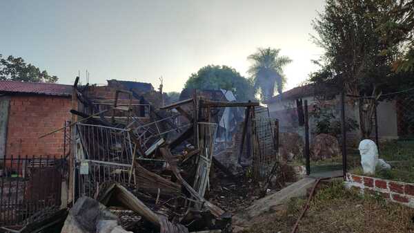 Incendio deja a humilde familia con la ropa puesta en Pacú Cuá