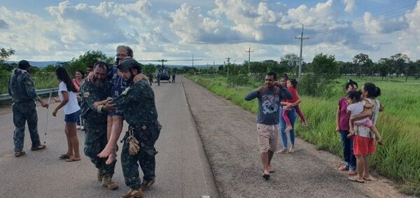 Rescatan a personas atrapadas por las inundaciones en Cerro Corá