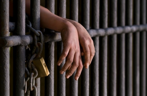 Condenan a 27 años de cárcel a hombre que mató a su pareja con un hacha - Noticiero Paraguay