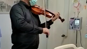 Con un violín, maestro de música revitaliza el corazón de su padre