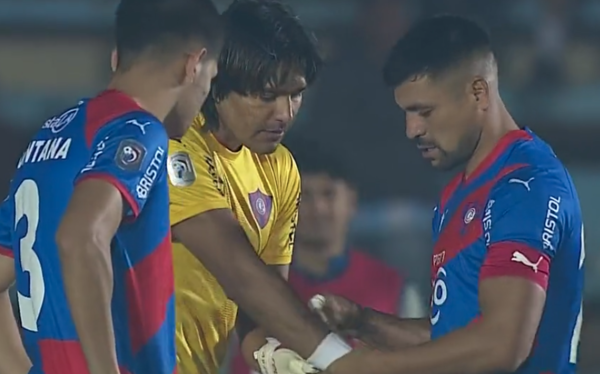 Versus / De "Flecheiro" a "goleiro": Marcelo Moreno Martins se puso los guantes en Cerro Porteño