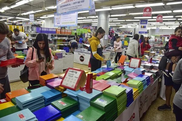 Vuelta a clases dinamiza levemente el flujo comercial respecto al 2022 - Nacionales - ABC Color