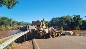 Video: ruta se partió en dos en Amambay - Nacionales - ABC Color
