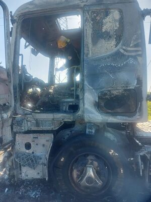 Camión se incendia en pleno movimiento sobre Ruta PY07 - ABC en el Este - ABC Color