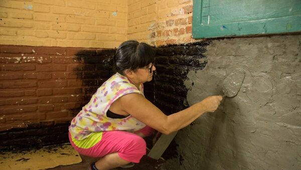 Mamás valé hacen de albañil para arreglar aula de sus hijos