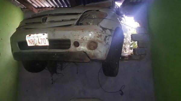 Auto se incrustó en una casa y quedó por la pared - Nacionales - ABC Color