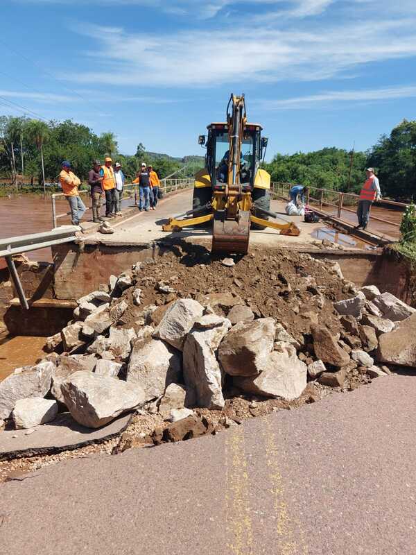 MOPC trabaja en la rehabilitación de caminos y puentes afectados por desbordes - .::Agencia IP::.