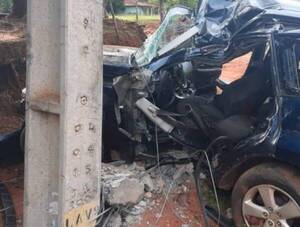 Joven falleció tras chocar por una columna con su auto
