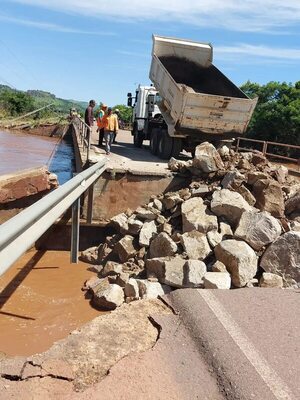 Rehabilitan rutas y puentes afectados por tormentas en Amambay - Nacionales - ABC Color