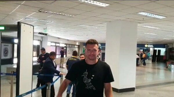 Versus / El nuevo zaguero de Cerro Porteño, Eduardo Brock ya se encuentra en nuestro país