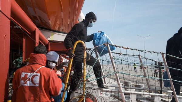 Rescate en el Mediterráneo | 84 migrantes desembarcan en Rávena