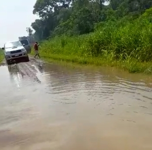 Itacuá queda aislado por vía inundada