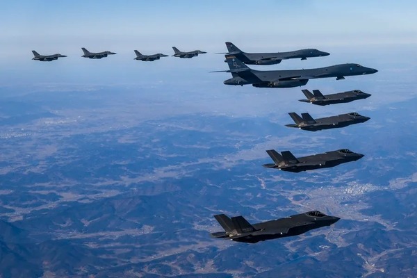 Corea del Sur y EEUU replican a Pionyang con maniobras de bombarderos B-1 | 1000 Noticias