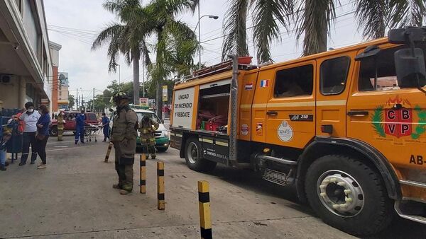 Controlan principio de incendio en supermercado de Asunción